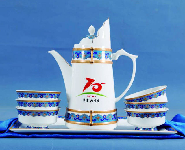 國(guó)禮陶瓷生產(chǎn)兩萬(wàn)套禮品瓷為自治區(qū)成立70周年獻(xiàn)禮